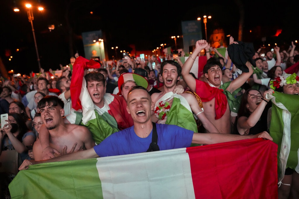 Đội tuyển Italia vỡ òa hạnh phúc khi giương cao chức vô địch Euro 2020 - 16 Đội tuyển Italia vỡ òa hạnh phúc khi giương cao chức vô địch Euro 2020 - 16