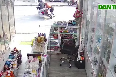 Người phụ nữ bị kẻ gian thò tay vào túi quần móc điện thoại