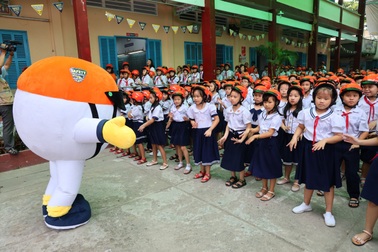 Gần 1.600 người tham gia phát động "Hành trang an toàn giao thông"