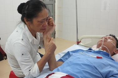 “Con ơi mở mắt ra nhìn mẹ đi con”