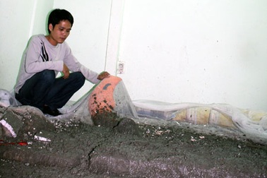 Ba mẹ con suýt bị bê tông tươi chôn sống