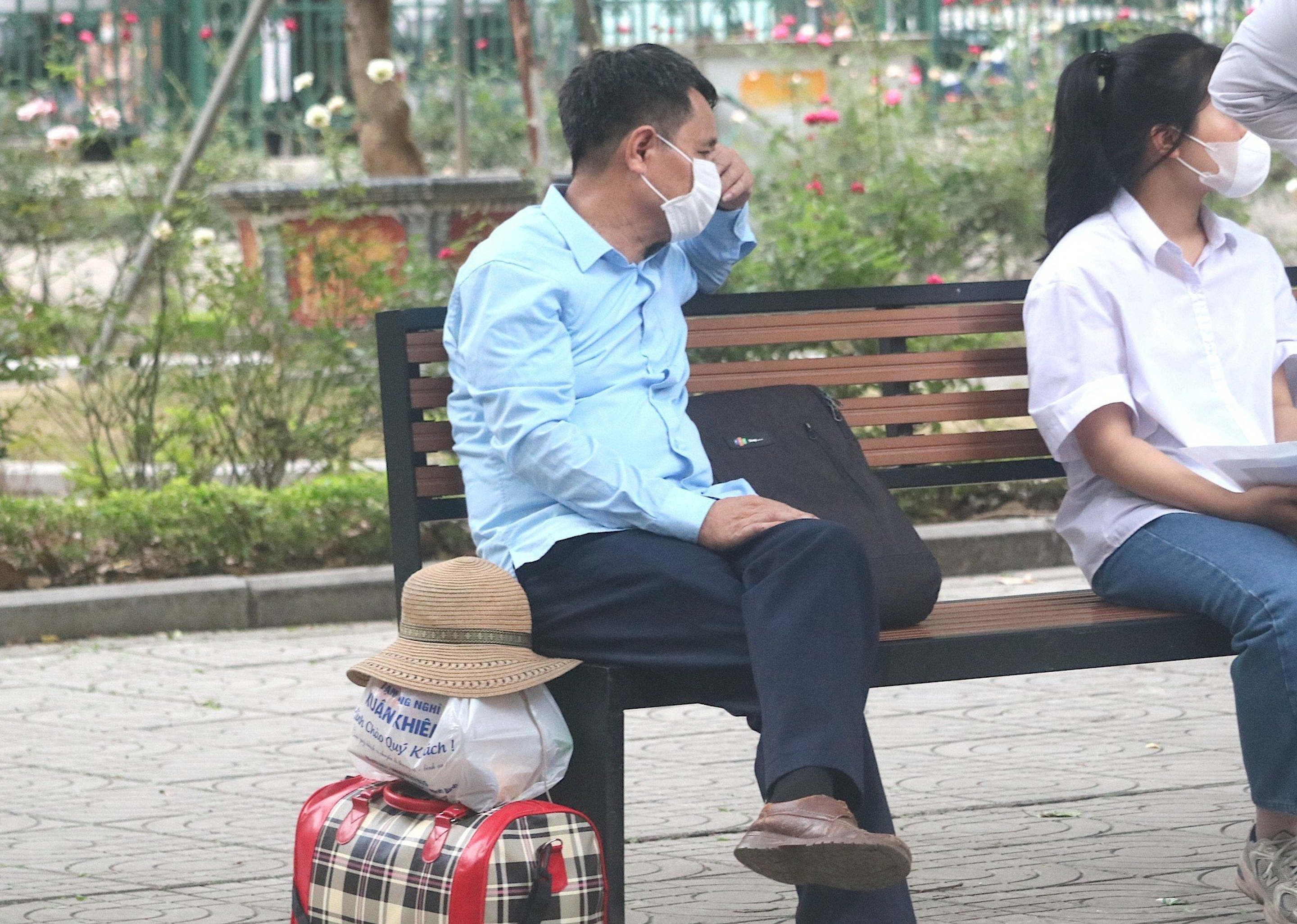 Thí sinh gặm bánh mì, lều chõng thi đánh giá năng lực Trường ĐH Sư Phạm - 7 Thí sinh gặm bánh mì, lều chõng thi đánh giá năng lực Trường ĐH Sư Phạm - 7