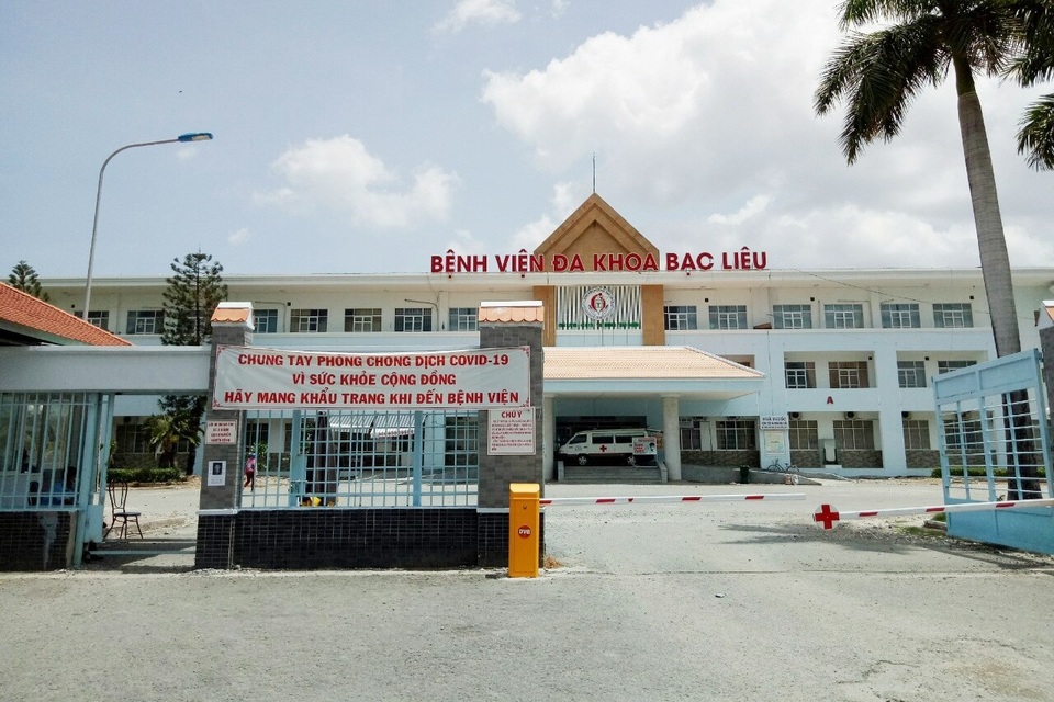 Để hài lòng người bệnh trước hết là làm tận tâm, có trách nhiệm... - 1 Để hài lòng người bệnh trước hết là làm tận tâm, có trách nhiệm... - 1