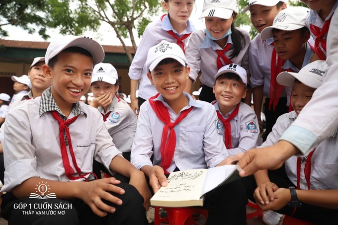 Trao tặng sách trên quê hương danh nhân văn hóa Vũ Diệm - Ảnh 5. Trao tặng sách trên quê hương danh nhân văn hóa Vũ Diệm - Ảnh 5.