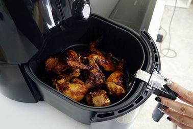 Nồi chiên không dầu "thần thánh": Mua 7 triệu đồng dùng 4 lần rồi vứt xó