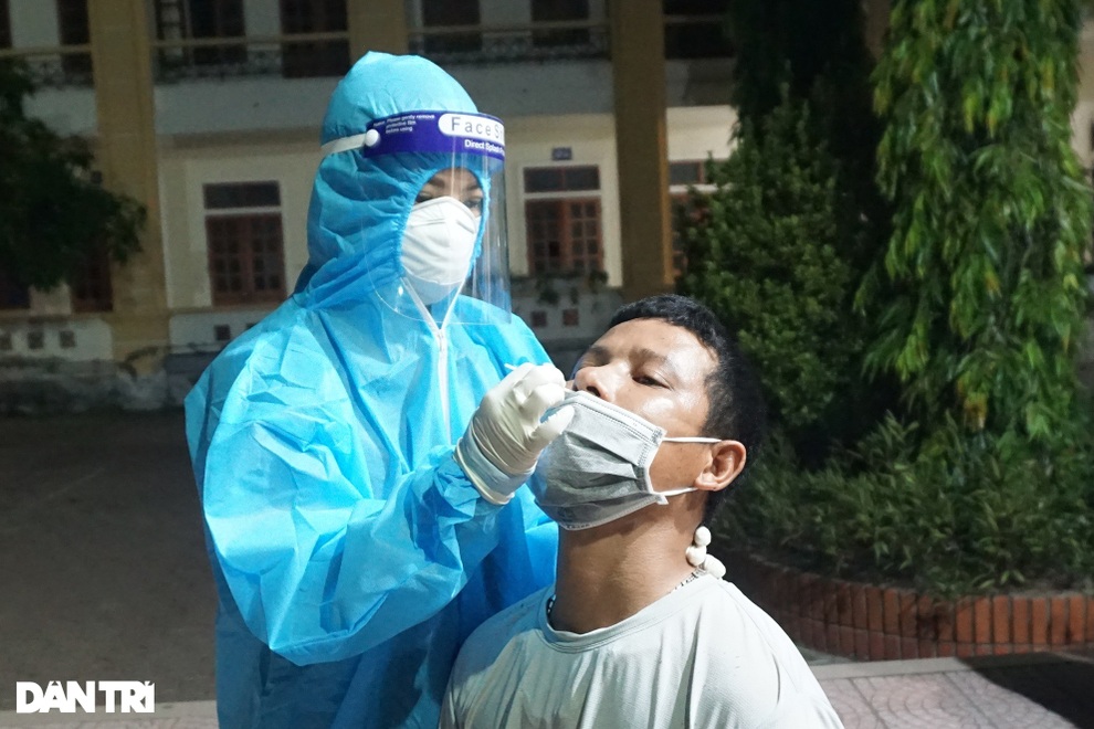 Nữ y tá rơi nước mắt khi gặp con đi lấy mẫu xét nghiệm trong khu phong tỏa - 4 Nữ y tá rơi nước mắt khi gặp con đi lấy mẫu xét nghiệm trong khu phong tỏa - 4