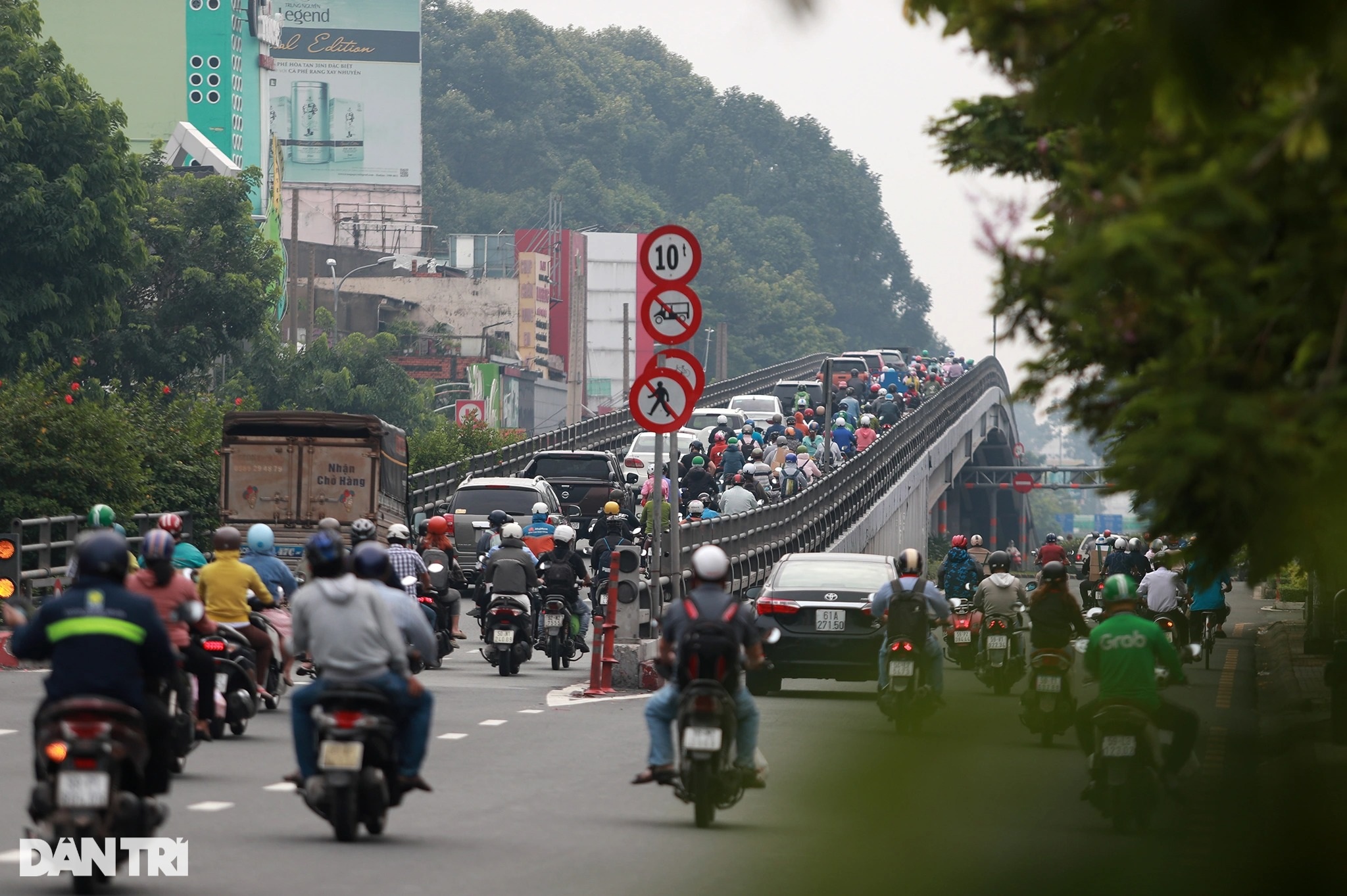 Đường phố ùn tắc trong buổi sáng ngày đầu tiên khi TPHCM mở cửa - 7 Đường phố ùn tắc trong buổi sáng ngày đầu tiên khi TPHCM mở cửa - 7