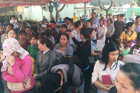 Hàng nghìn người vây kín Bưu điện để... đổi Giấy phép lái xe