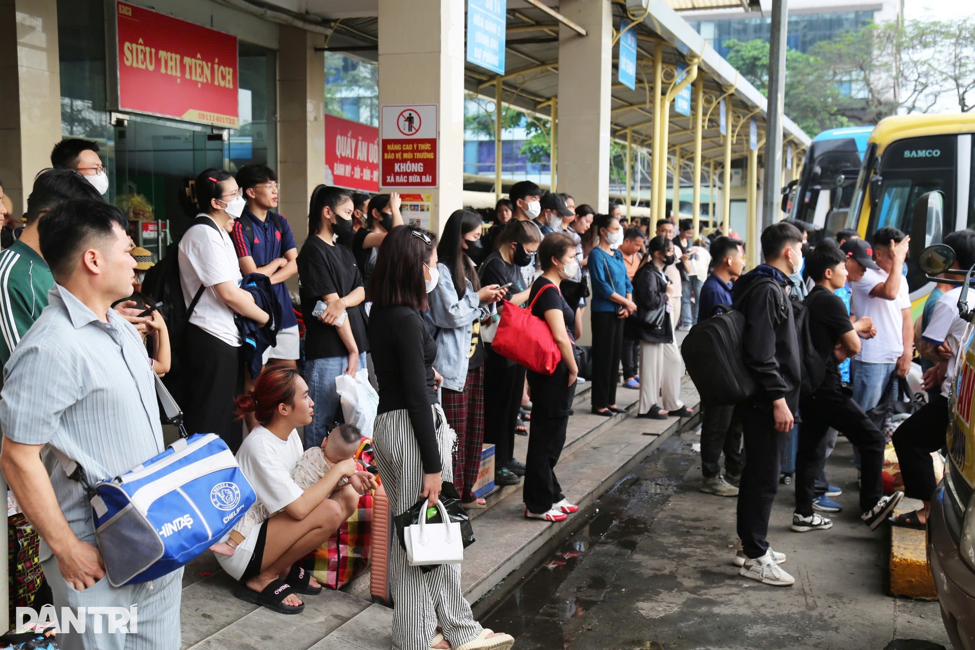 Đông nghịt người về quê nghỉ lễ 30/4, Vành đai 3 trên cao ùn tắc hơn 5km - 6 Đông nghịt người về quê nghỉ lễ 30/4, Vành đai 3 trên cao ùn tắc hơn 5km - 6