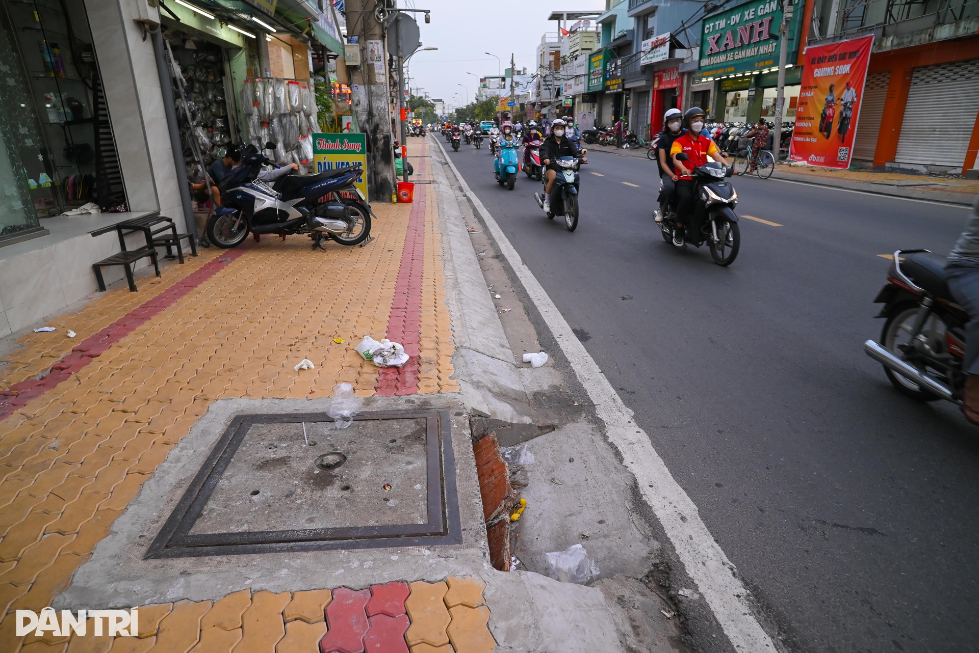 Rác thải vây kín các nắp cống ở TPHCM - 8 Rác thải vây kín các nắp cống ở TPHCM - 8
