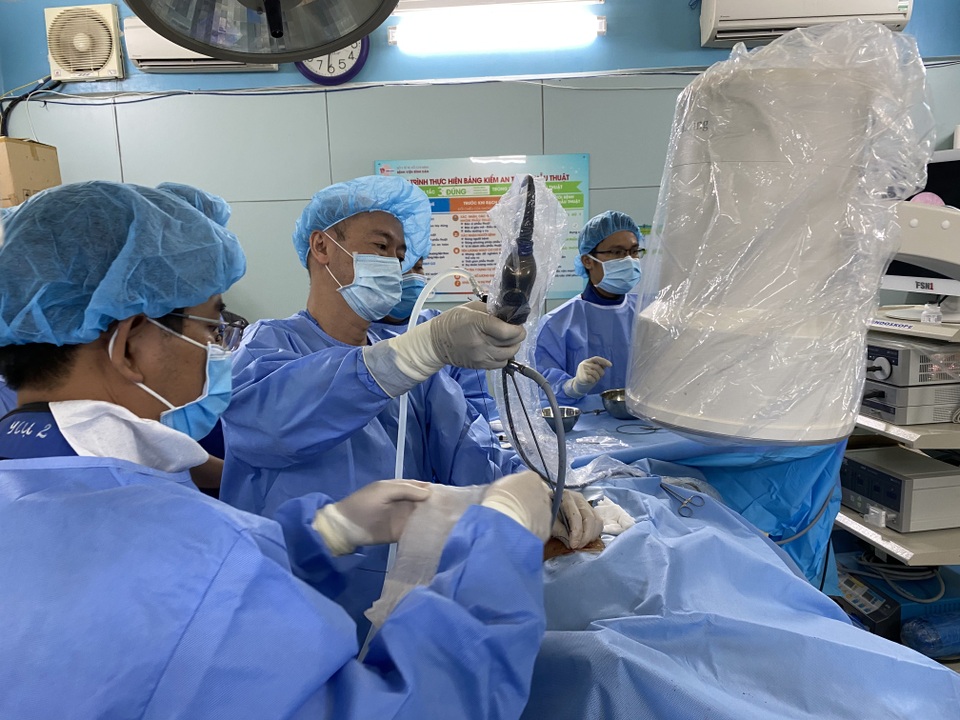 “Đào” đường hầm siêu nhỏ lấy sỏi thận cho bệnh nhi - 2 “Đào” đường hầm siêu nhỏ lấy sỏi thận cho bệnh nhi - 2