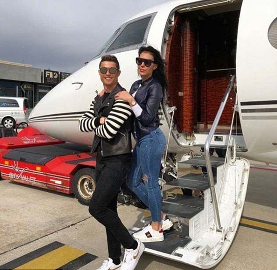 Bạn gái C.Ronaldo và những lần khoe ảnh sang chảnh trong máy bay riêng - 4 Bạn gái C.Ronaldo và những lần khoe ảnh sang chảnh trong máy bay riêng - 4
