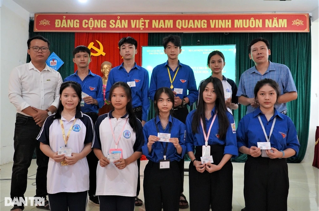 Cùng chung tay tặng học sinh khó khăn BHYT, giảm nỗi lo trước năm học mới - 3 Cùng chung tay tặng học sinh khó khăn BHYT, giảm nỗi lo trước năm học mới - 3