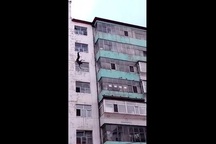 Clip người đàn ông rơi từ sân thượng tòa nhà 7 tầng xuống không chết