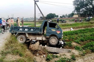 Va chạm với xe tải, thầy giáo tử vong trên đường đến trường dạy học