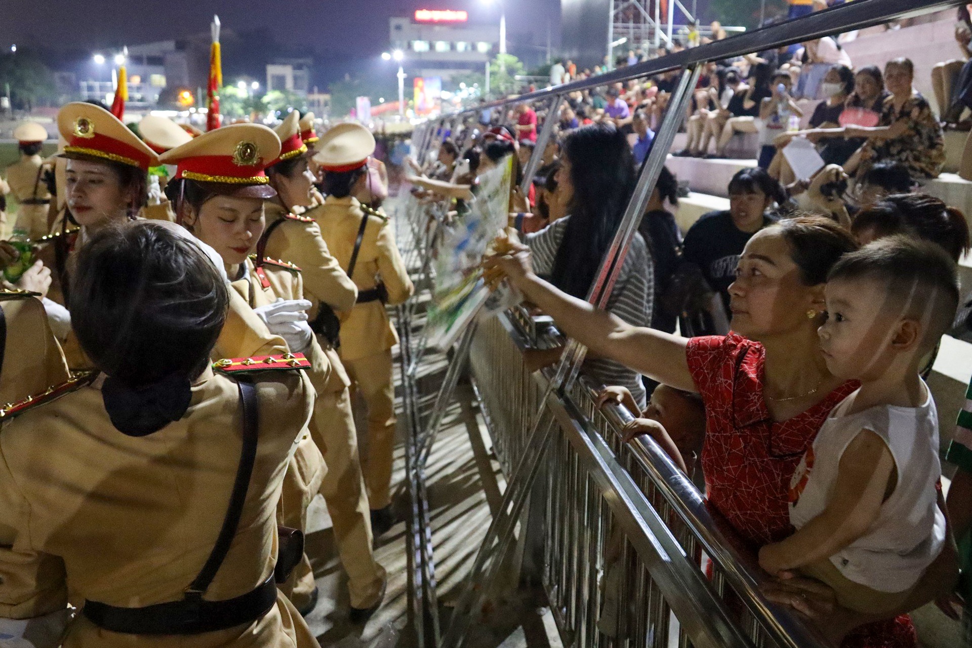 Người dân Điện Biên quạt mát cho các chiến sĩ tập luyện diễu binh giữa đêm - 14 Người dân Điện Biên quạt mát cho các chiến sĩ tập luyện diễu binh giữa đêm - 14