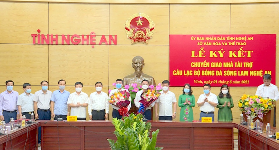 Lãnh đạo tỉnh Nghệ An tặng hoa chúc mừng nhà tài trợ CLB bóng đá Sông Lam Nghệ An (Ảnh: Nguyễn Nam)
 