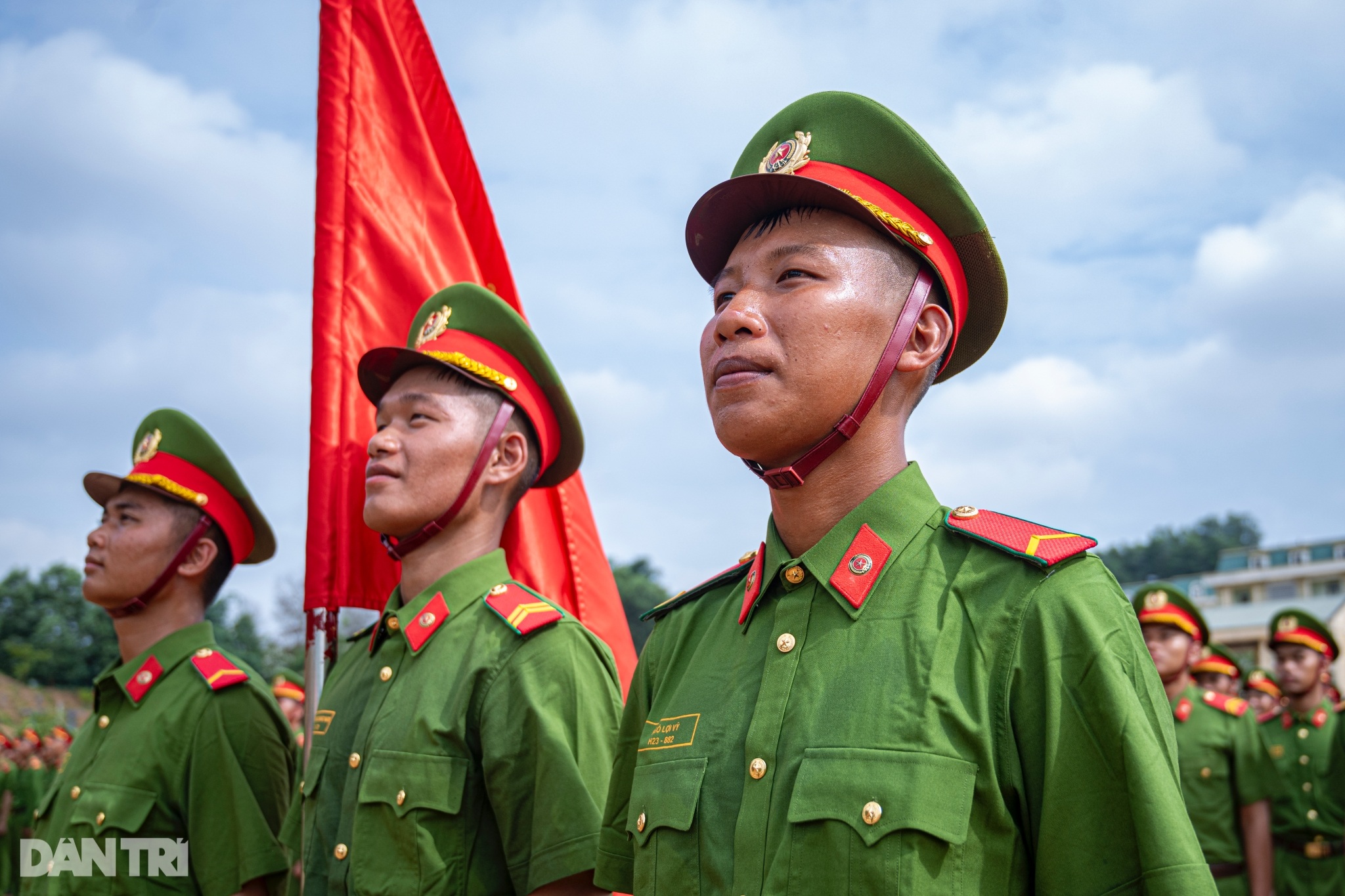 Đại uý 3 lần làm khối trưởng diễu binh kể chuyện vượt khó, vượt khổ - 11