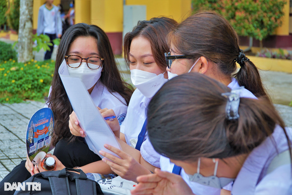 Hơn 1 triệu thí sinh hồi hộp làm thủ tục thi tốt nghiệp THPT 2022 - 26 Hơn 1 triệu thí sinh hồi hộp làm thủ tục thi tốt nghiệp THPT 2022 - 26