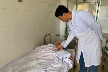 Cứu sống nam thanh niên bị muỗng uống nước đâm vào mắt xuyên qua sọ