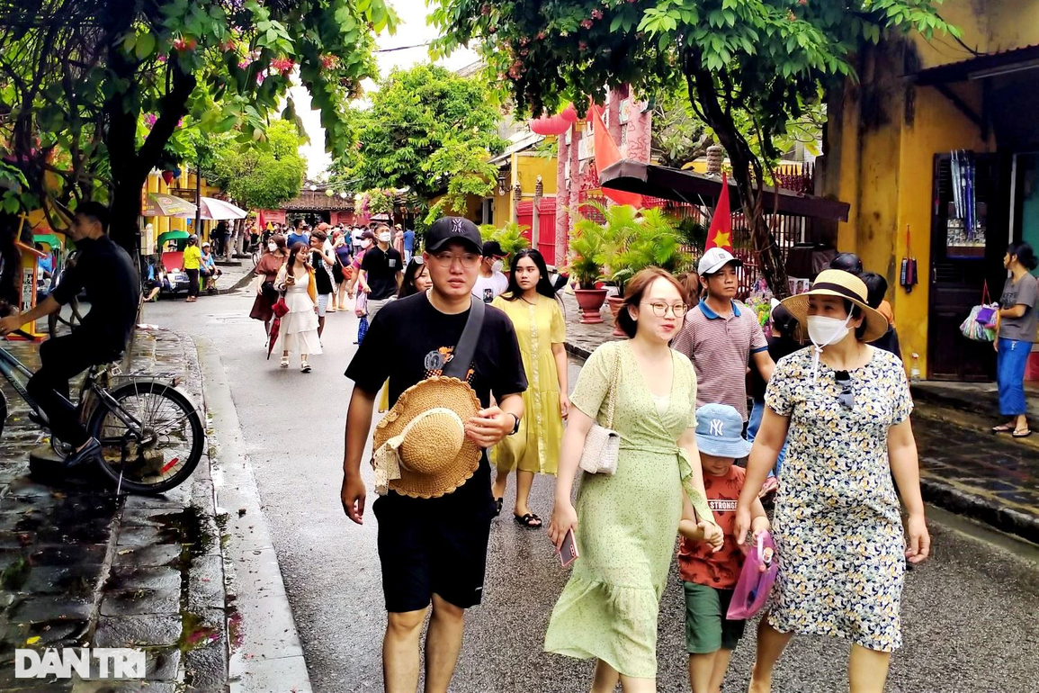 Du khách đội mưa tham quan phố cổ Hội An ngày đầu nghỉ lễ - 3