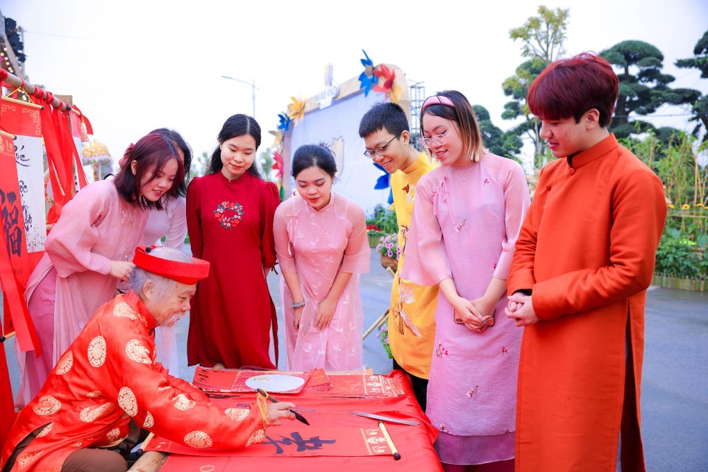 Đường hoa Home Hanoi Xuan 2024 mở cửa, hàng nghìn lượt khách trải nghiệm hương xuân - vị Tết - 8 Đường hoa Home Hanoi Xuan 2024 mở cửa, hàng nghìn lượt khách trải nghiệm hương xuân - vị Tết - 8