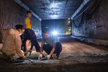 Chàng trai Hà Nội 13 năm âm thầm vá đường xuyên đêm