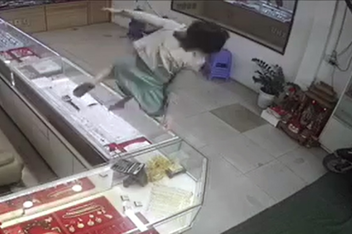 Nữ chủ tiệm vàng vác bụng bầu leo qua tủ đuổi theo tên cướp - 2 Nữ chủ tiệm vàng vác bụng bầu leo qua tủ đuổi theo tên cướp - 2