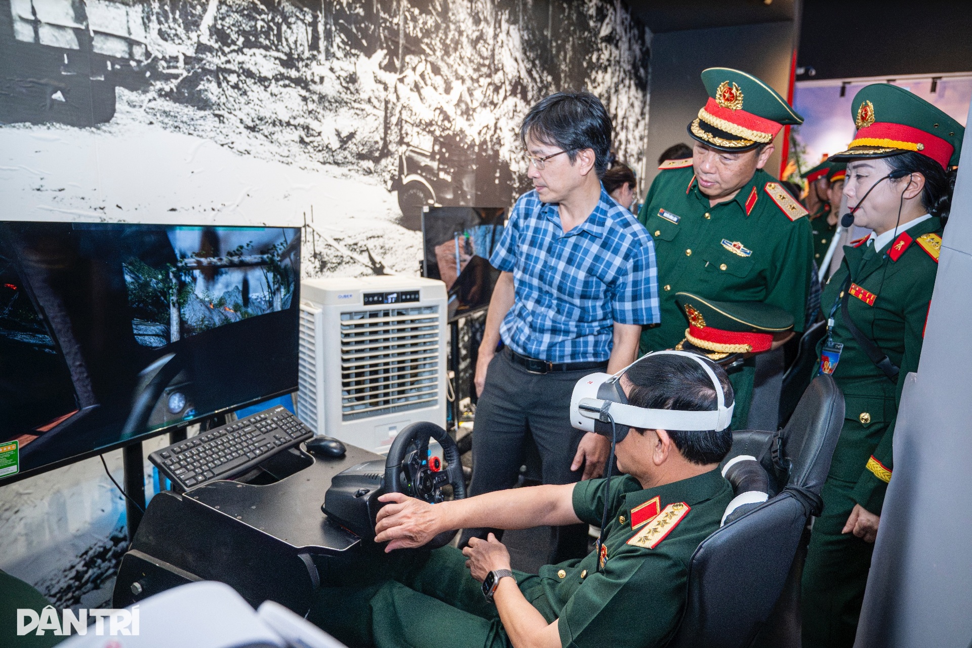 Đại tướng Phan Văn Giang trải nghiệm lái xe không kính đường Trường Sơn - 4