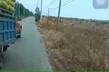 Pha tạt đầu "đòi lại công lý" của xe bán tải gây nhiều tranh cãi