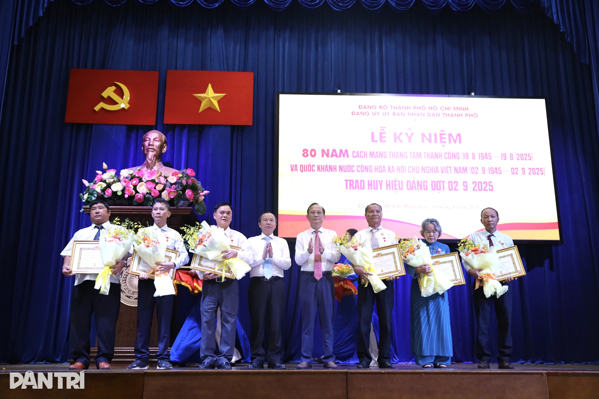 Đảng bộ UBND TPHCM trao Huy hiệu Đảng cho 66 đảng viên - 2 Đảng bộ UBND TPHCM trao Huy hiệu Đảng cho 66 đảng viên - 2