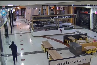 Băng nhóm dùng búa tạ trộm đồ hơn 7 tỷ đồng tại Apple Store