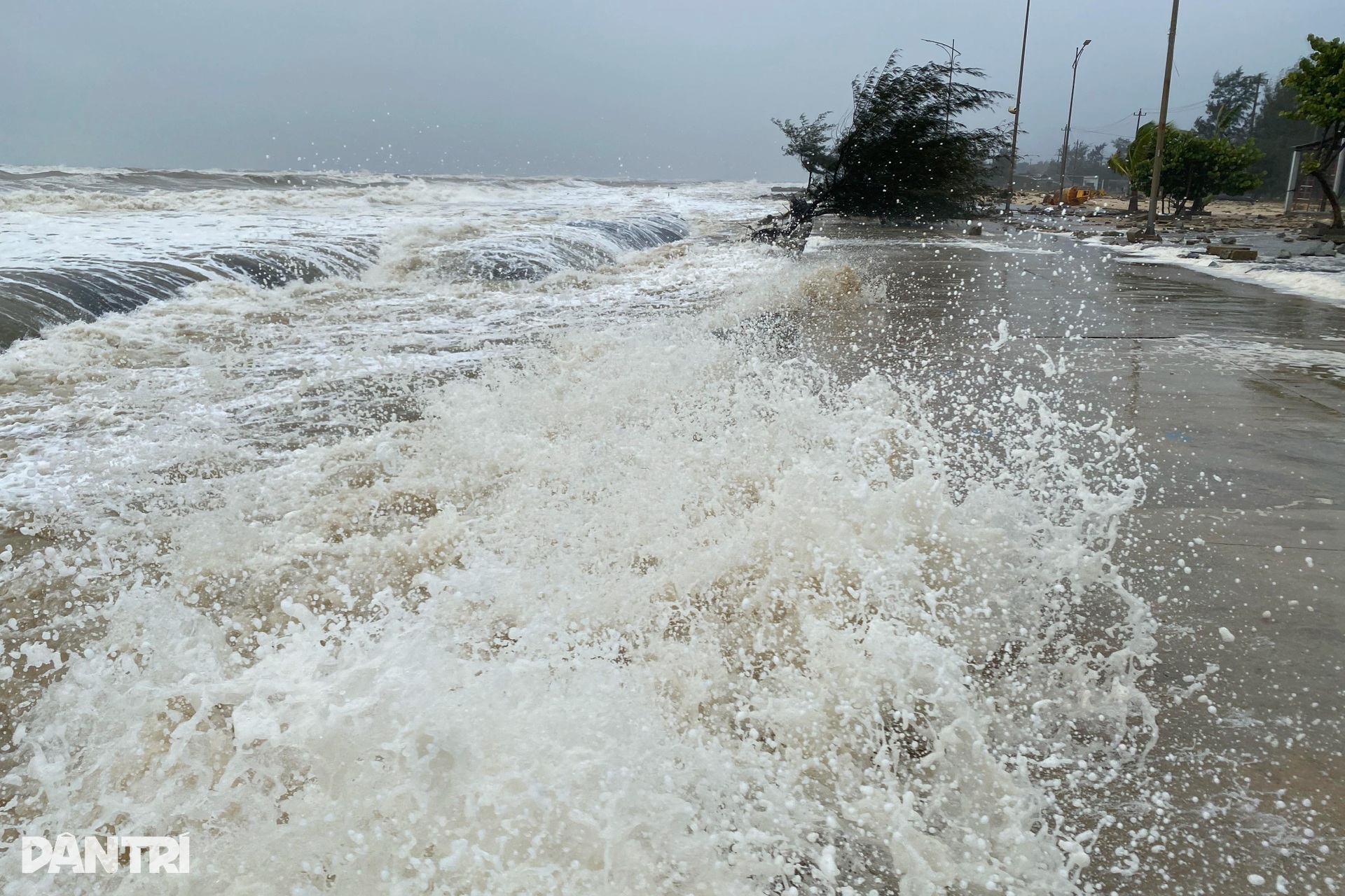 Sóng lớn làm đường bê tông vỡ vụn, uy hiếp kè chống sạt lở bờ biển - 1 Sóng lớn làm đường bê tông vỡ vụn, uy hiếp kè chống sạt lở bờ biển - 1