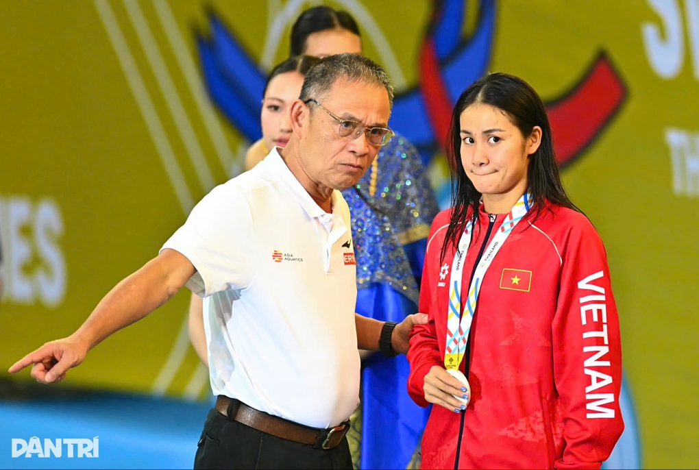 Vo Thi My Tien grät precis under medaljpallen vid SEA Games - 1 Võ Thị Mỹ Tiên khóc ngay dưới bục huy chương ở SEA Games - 1