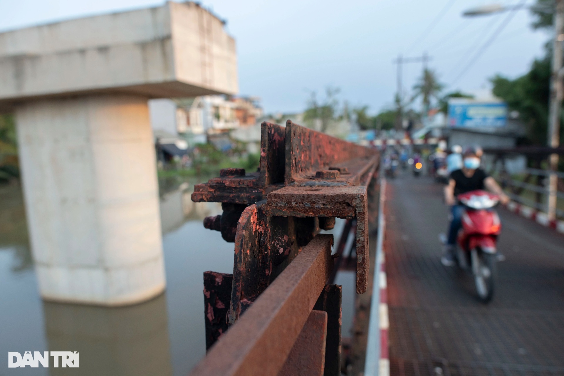 Cầu mới treo hơn 20 năm chưa xong, người dân TPHCM thấp thỏm qua cầu cũ - 5 Cầu mới treo hơn 20 năm chưa xong, người dân TPHCM thấp thỏm qua cầu cũ - 5