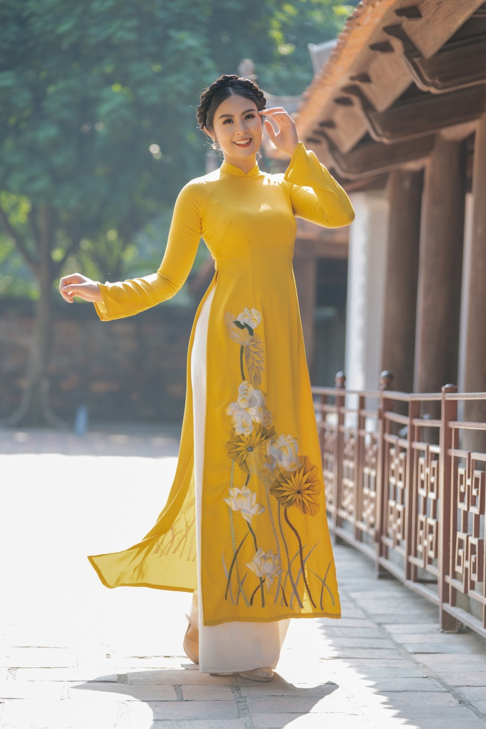 Hoa hậu Ngọc Hân mặc áo dài, dạo Văn Miếu ngày đầu năm - 7 Hoa hậu Ngọc Hân mặc áo dài, dạo Văn Miếu ngày đầu năm - 7