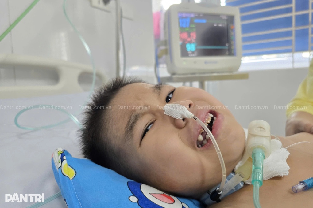 Bé trai 8 tuổi nguy kịch vì viêm não, cha nghèo khẩn cầu cứu con - 5 Bé trai 8 tuổi nguy kịch vì viêm não, cha nghèo khẩn cầu cứu con - 5