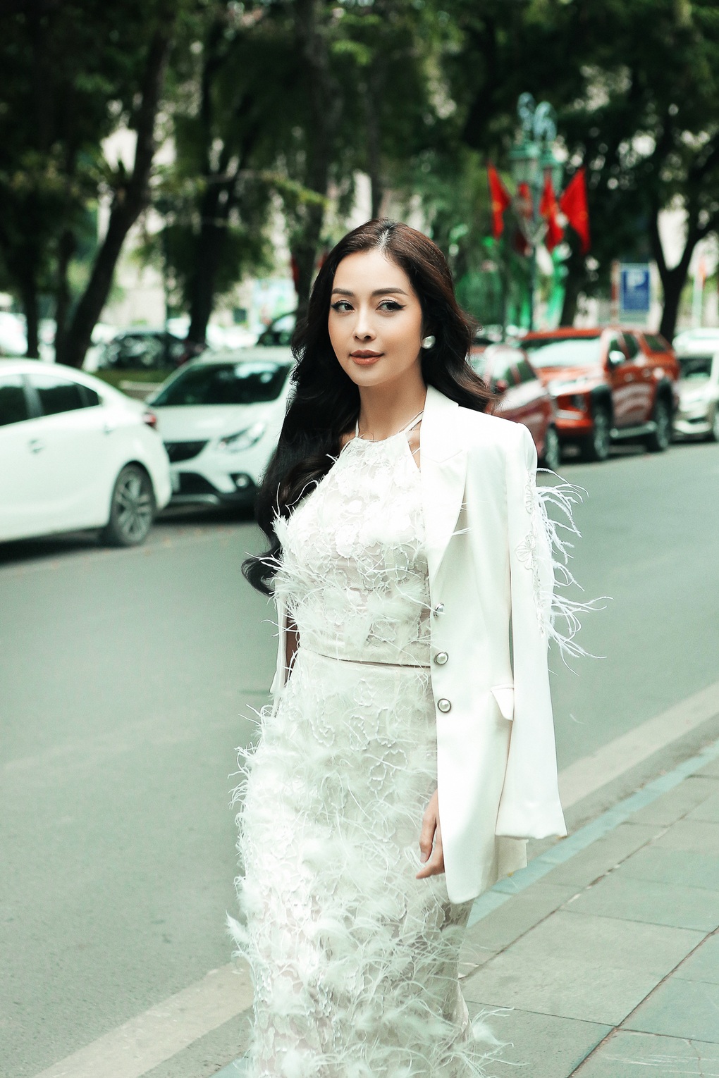 Jennifer Phạm khoe nhan sắc không tuổi với các set đồ đen trắng sành điệu - 3 Jennifer Phạm khoe nhan sắc không tuổi với các set đồ đen trắng sành điệu - 3