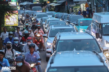 Phà Cát Lái kẹt cứng chiều cuối tuần, ô tô xếp hàng dài hơn 3km