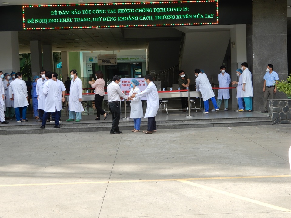 Gỡ phong tỏa Bệnh viện Đà Nẵng sau một tháng cách ly - 2 Gỡ phong tỏa Bệnh viện Đà Nẵng sau một tháng cách ly - 2