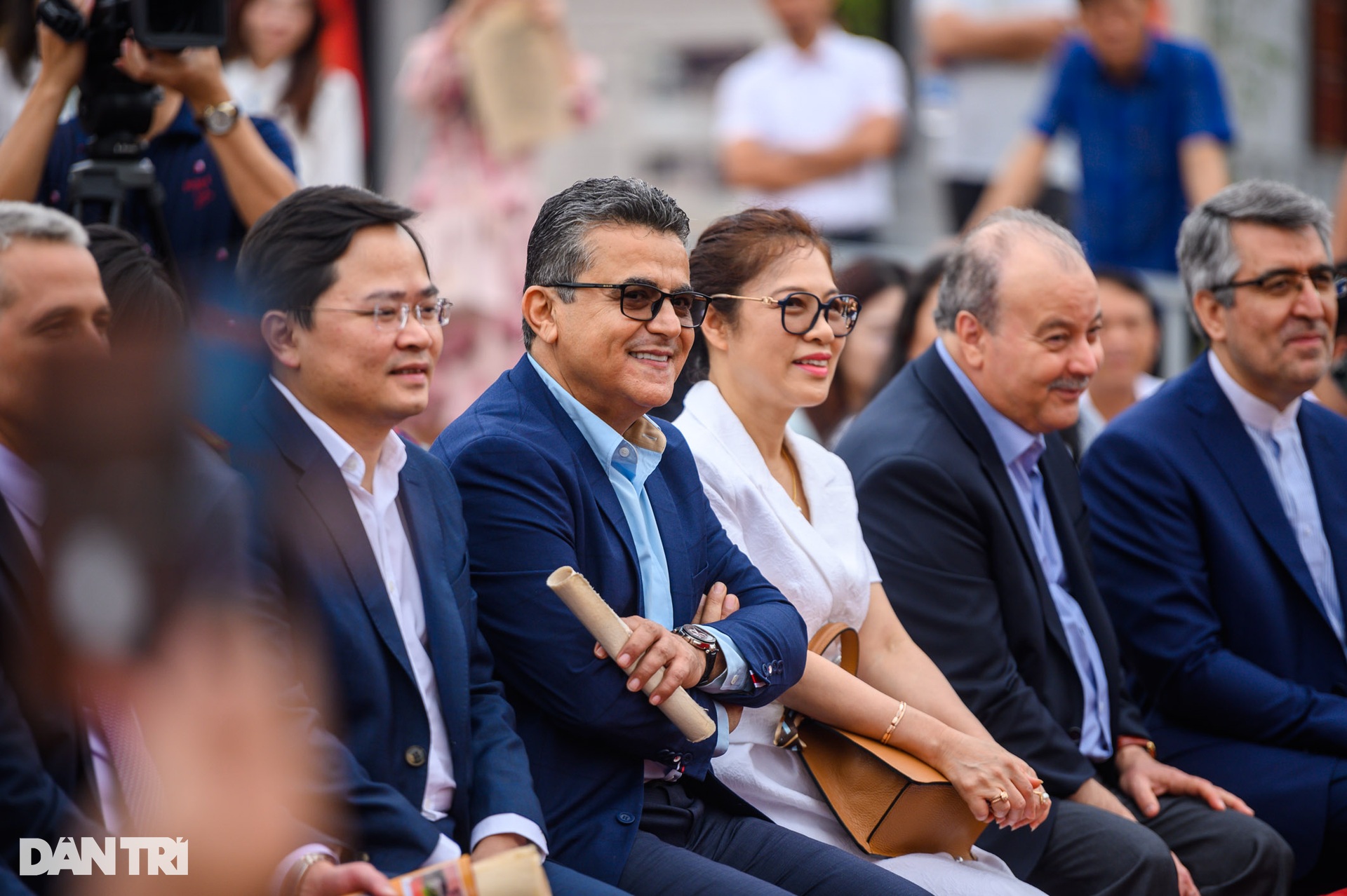 Đại sứ nước ngoài thích thú làm tranh Đông Hồ, mặc áo tứ thân - 9 Đại sứ nước ngoài thích thú làm tranh Đông Hồ, mặc áo tứ thân - 9