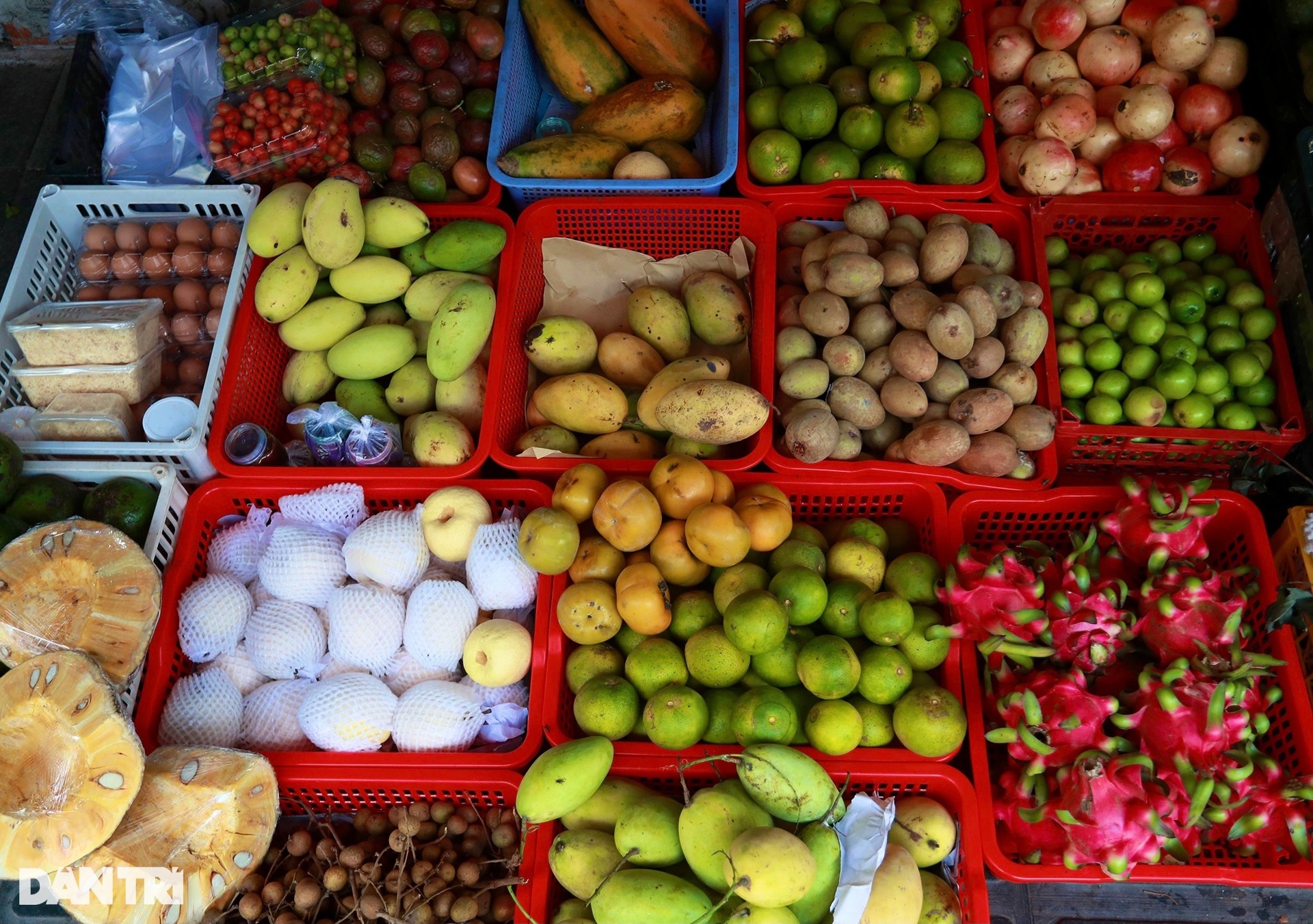 Quán bar, nhà hàng phố Tây Bùi Viện bất ngờ thành quầy bán rau củ, thịt cá - 8 Quán bar, nhà hàng phố Tây Bùi Viện bất ngờ thành quầy bán rau củ, thịt cá - 8