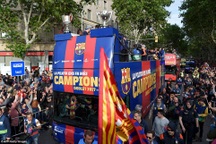 Barcelona diễu hành xe bus ăn mừng cú đúp danh hiệu