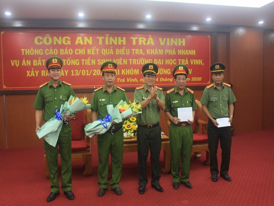 Phó giám đốc công an ngồi xe đi giao tiền cho nhóm bắt cóc - 4 Phó giám đốc công an ngồi xe đi giao tiền cho nhóm bắt cóc - 4