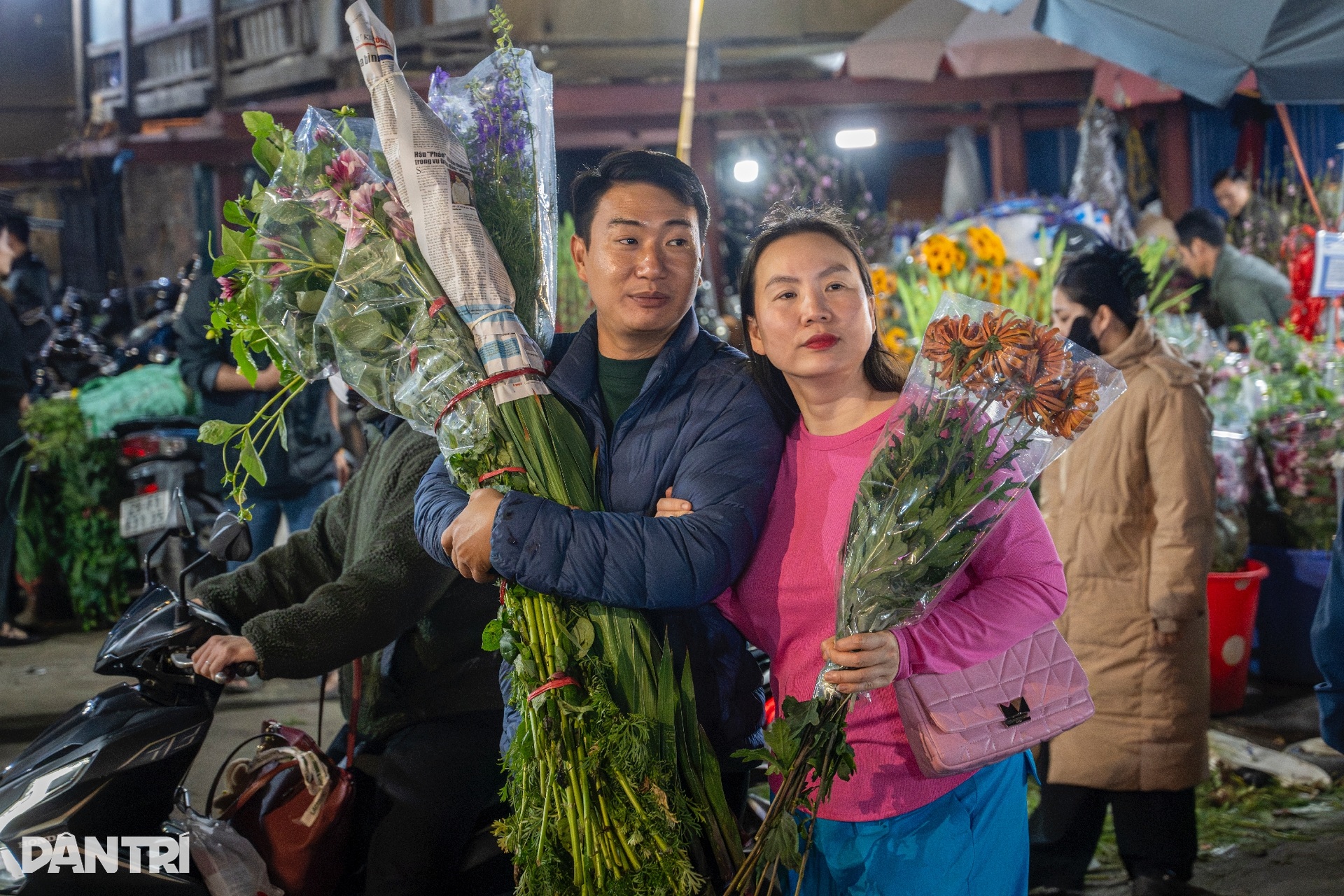 Chen chân mua hoa ngày cuối năm tại chợ hoa lớn nhất Hà Nội - 7 Chen chân mua hoa ngày cuối năm tại chợ hoa lớn nhất Hà Nội - 7
