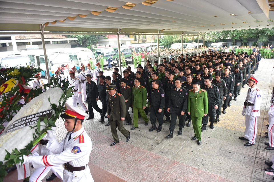 Thủ tướng viếng 3 liệt sĩ hy sinh ở Đồng Tâm - 38 Thủ tướng viếng 3 liệt sĩ hy sinh ở Đồng Tâm - 38