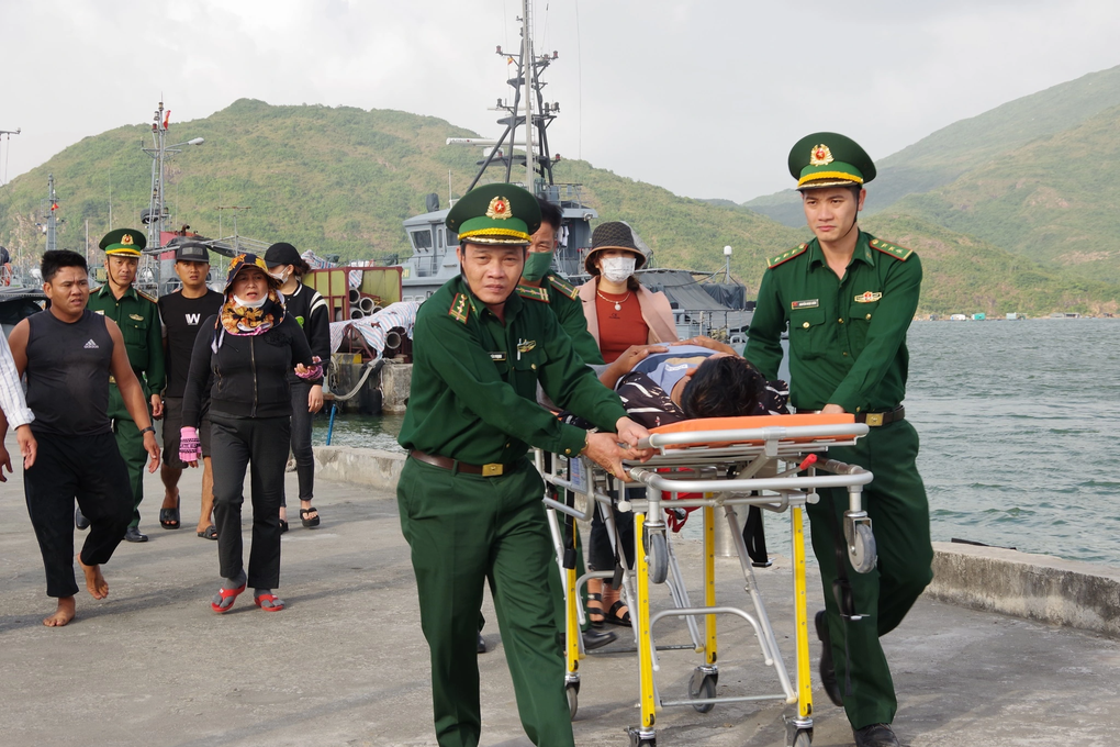 40 ngư dân dừng chuyến biển đưa thuyền viên bị nạn vào bờ cấp cứu - 2 40 ngư dân dừng chuyến biển đưa thuyền viên bị nạn vào bờ cấp cứu - 2