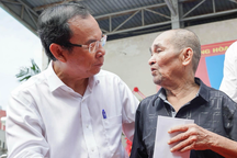 TPHCM chi hơn 900 tỷ đồng tặng quà Tết gia đình chính sách, người mất việc