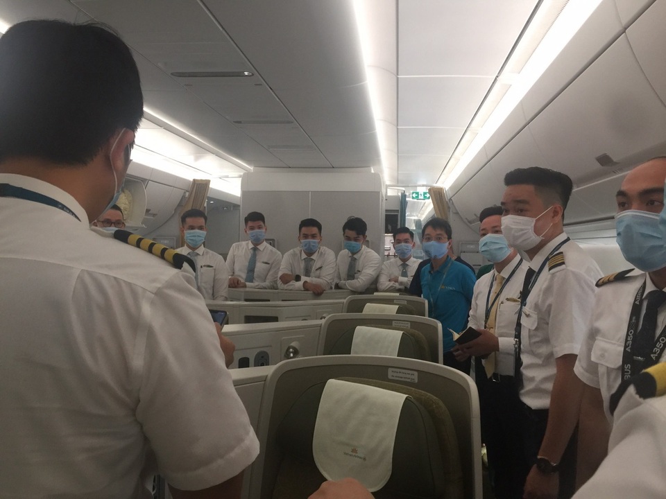 “Bảo hộ đặc chủng” trên máy bay đi Guinea Xích đạo “giải cứu” người Việt - 8 “Bảo hộ đặc chủng” trên máy bay đi Guinea Xích đạo “giải cứu” người Việt - 8