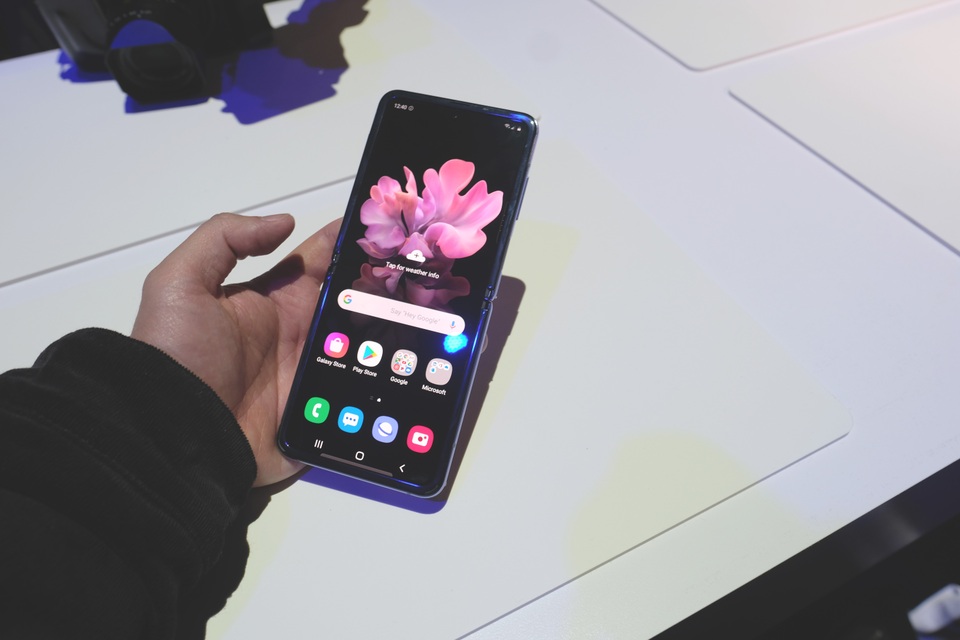 Cận cảnh smartphone màn hình gập Galaxy Z Flip - Nhỏ gọn và bóng bẩy - 10 Cận cảnh smartphone màn hình gập Galaxy Z Flip - Nhỏ gọn và bóng bẩy - 10